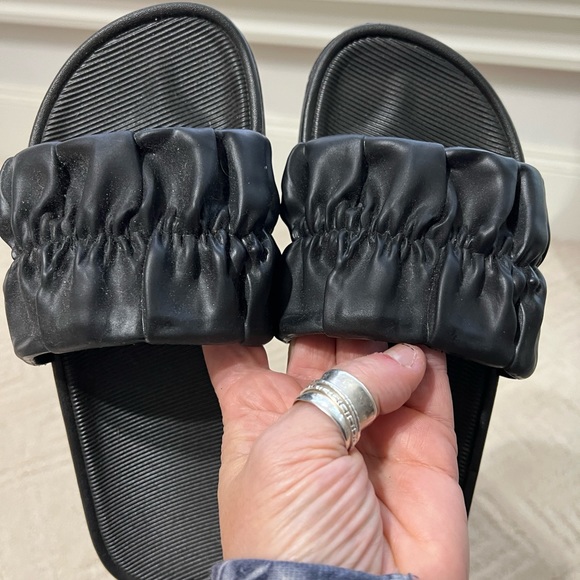 Black Flip Flops - Picture 4 of 6